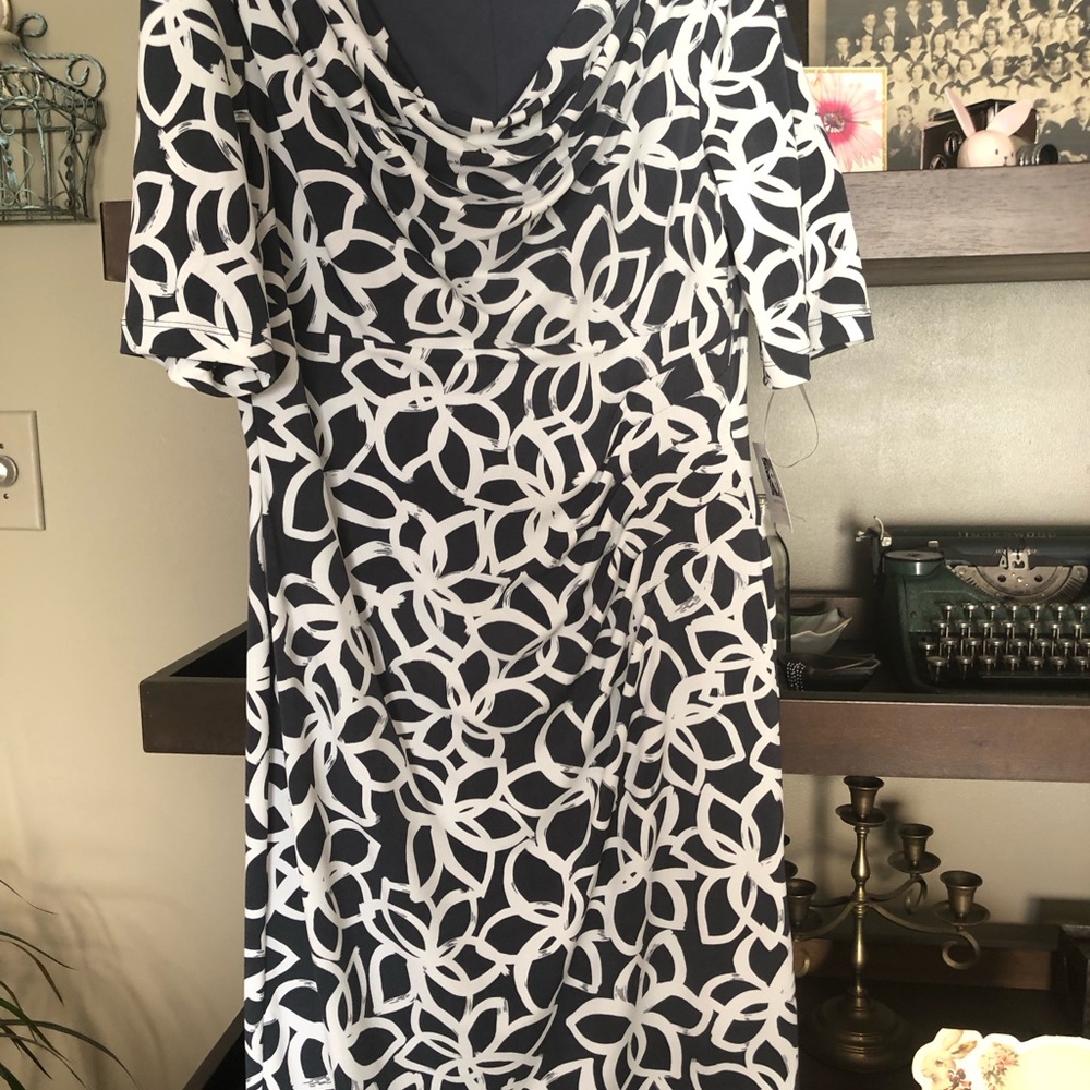 Anne Klein White and Gray Sheath Dress with Flutter Sleeves
